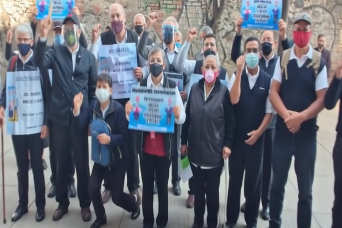Grupo de adultos mayores participando en una manifestación pacífica para defender sus derechos sociales y exigir mejores condiciones de vida, acceso a salud y reconocimiento a su contribución en la sociedad mexicana.